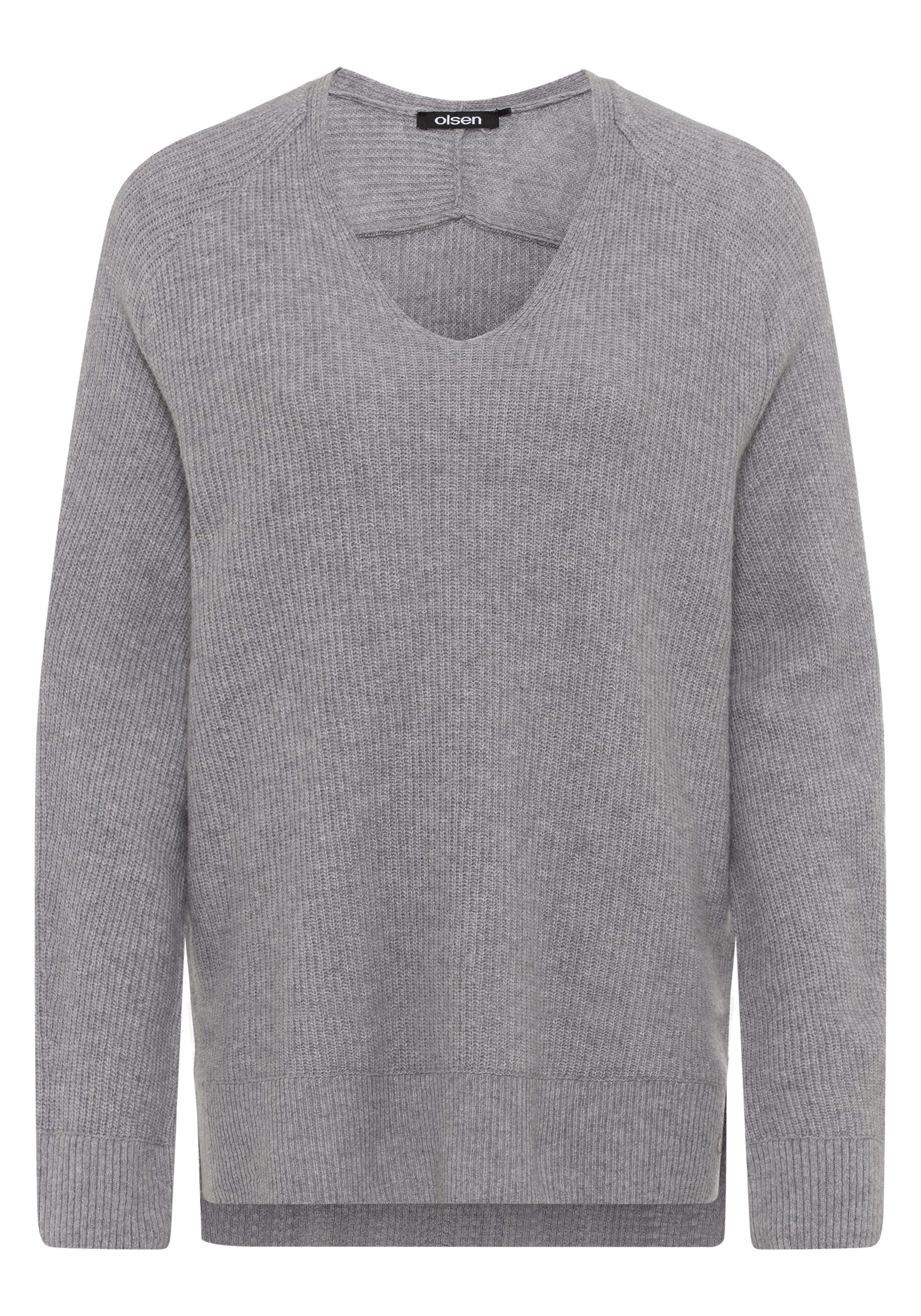 The Perfect Undershirt For A V-Neck Cashmere Sweater - Bearly Made
