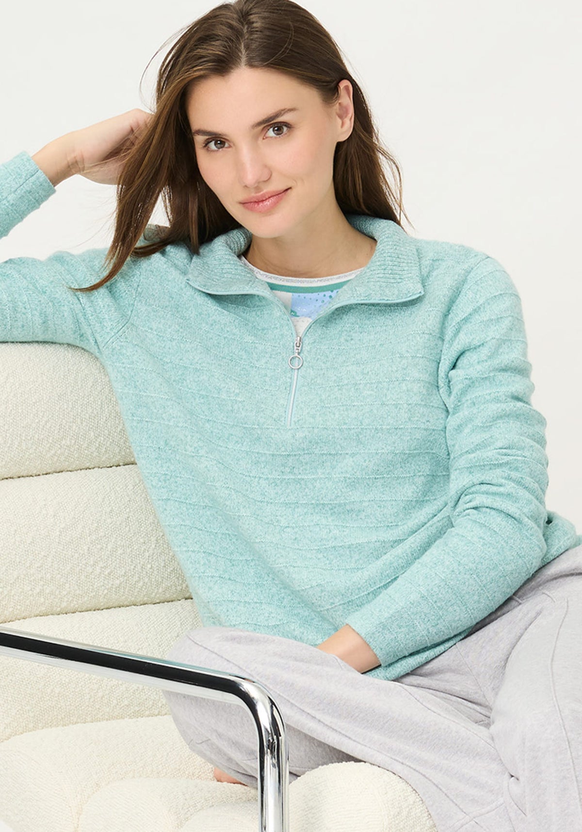 Pull ras du cou semi-fermé