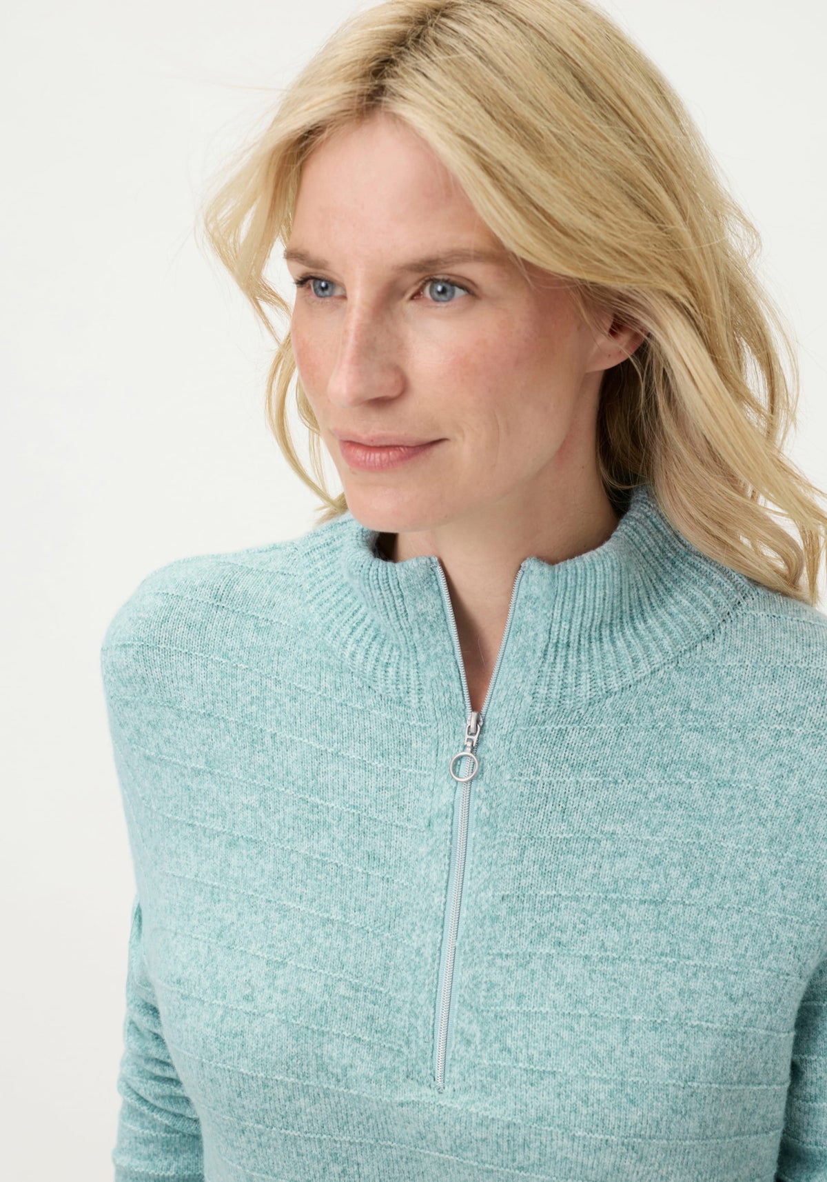 Pull ras du cou semi-fermé