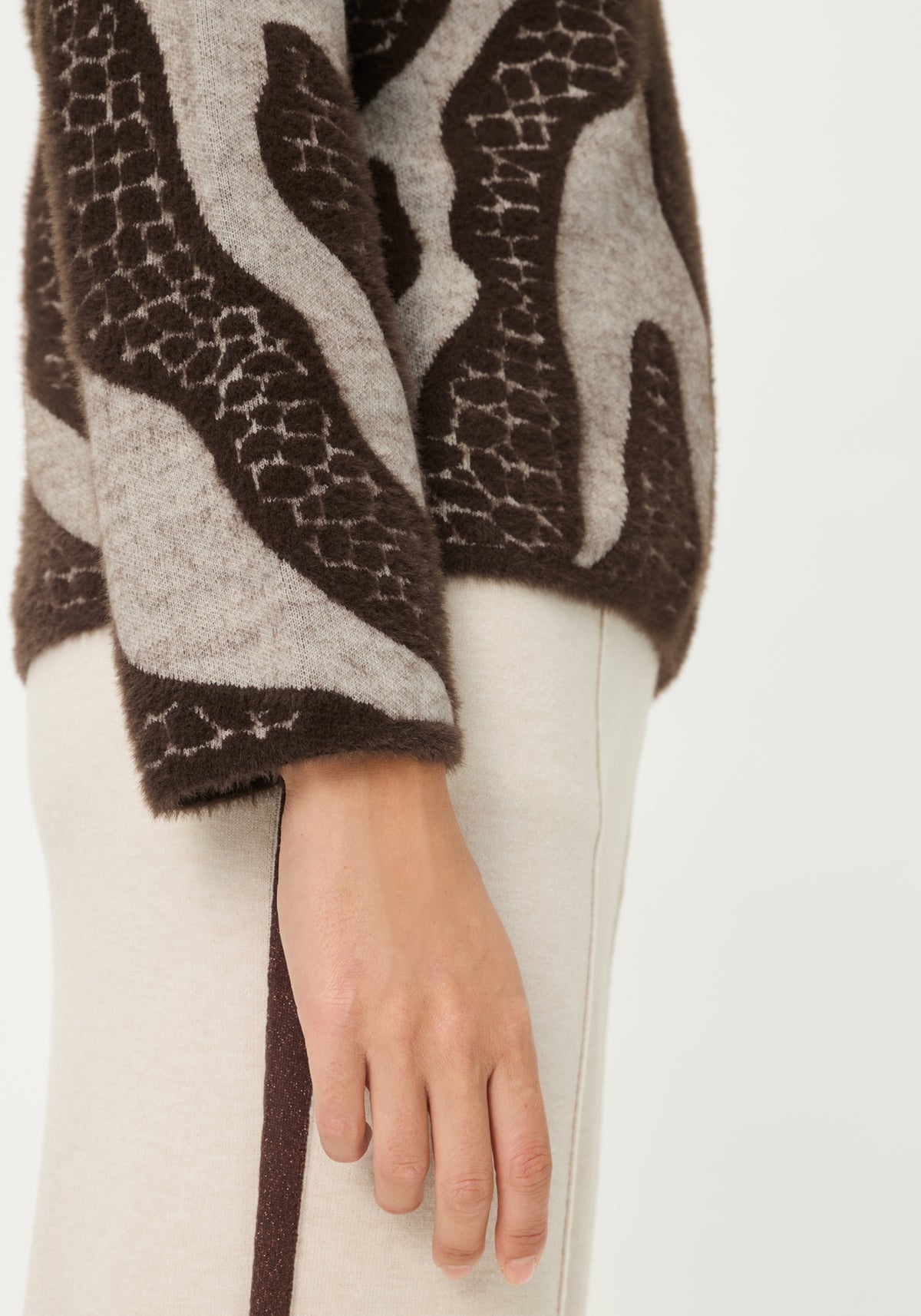 Abstract Modern Animal Feather Knit Pull-Over