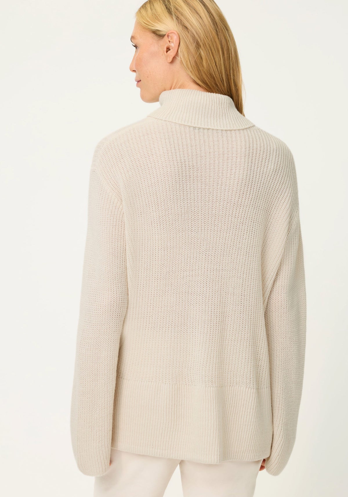 Col roulé classique en maille torsadée