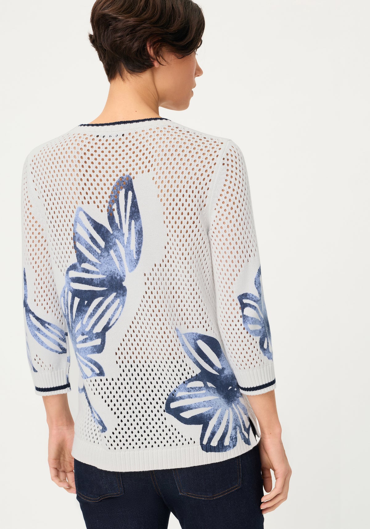 Pull en maille ajourée à motif floral