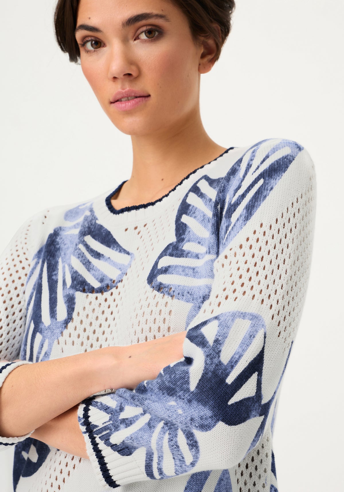 Pull en maille ajourée à motif floral