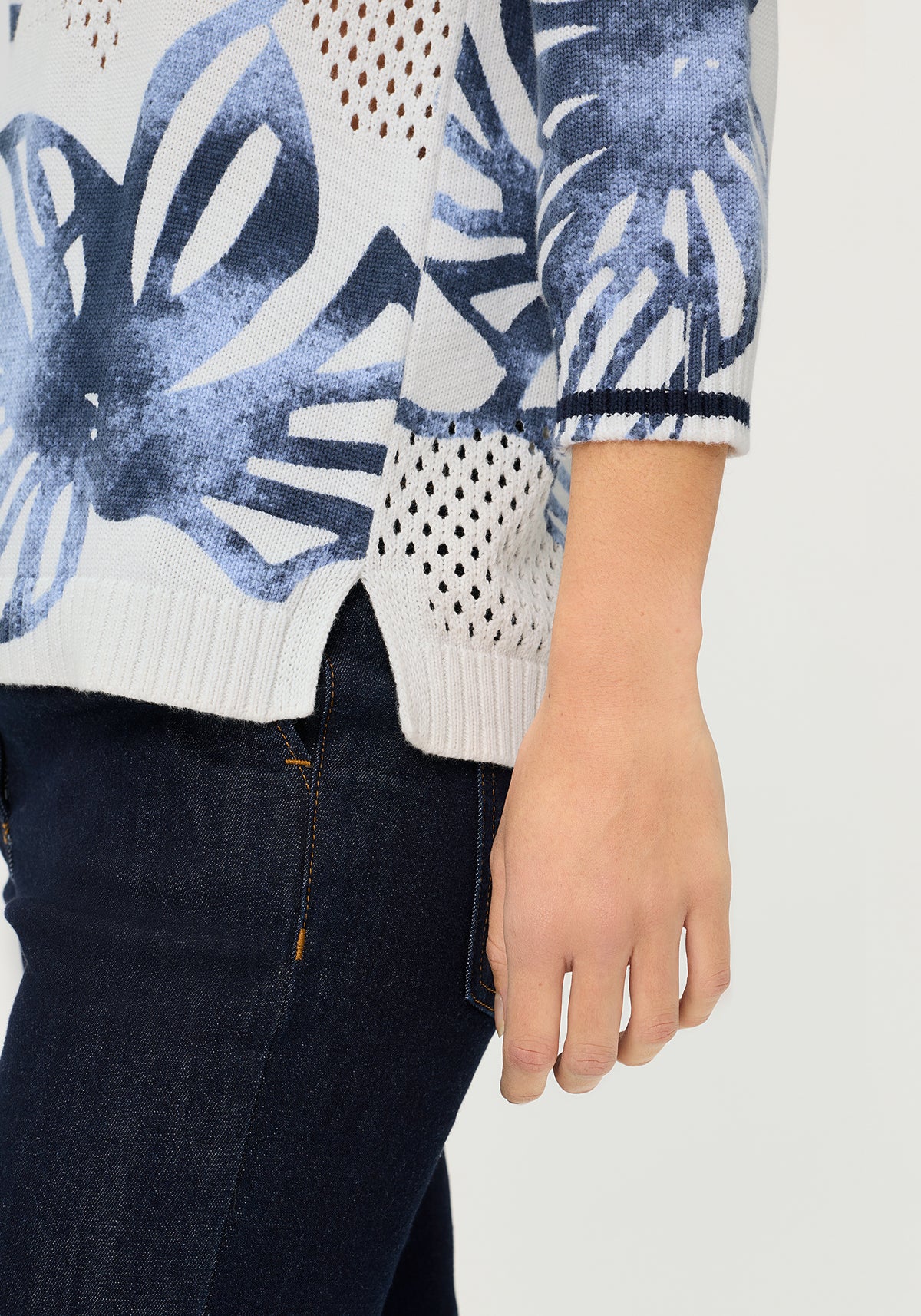 Pull en maille ajourée à motif floral