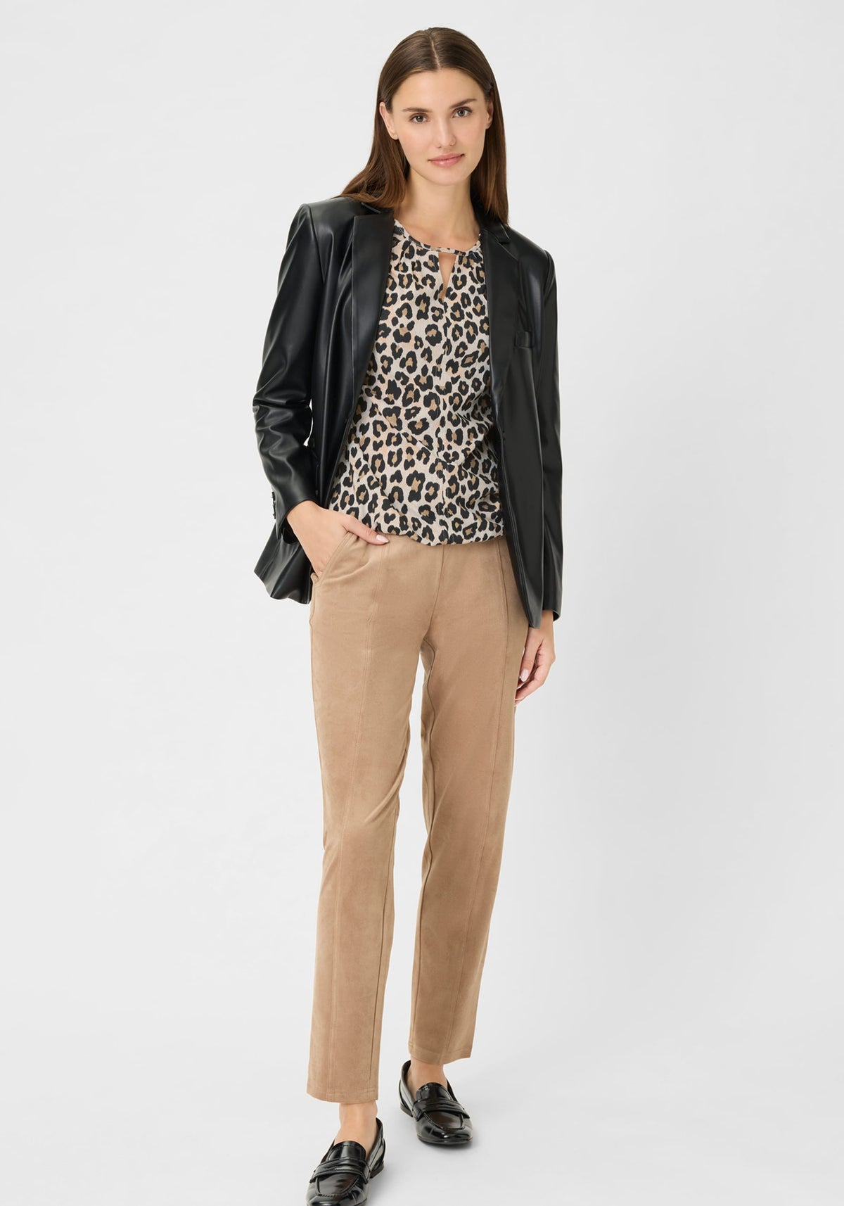 T-shirt à encolure en trou de serrure en léopard