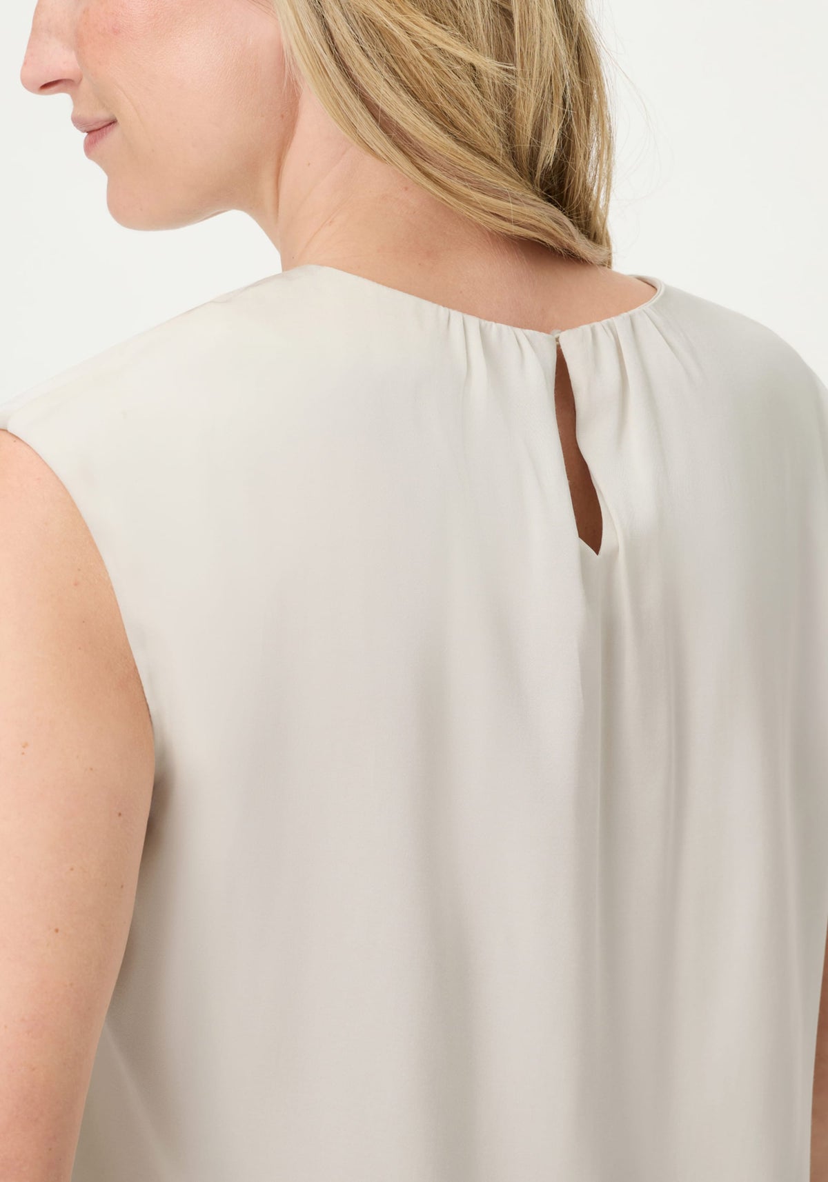 Coquille sans manches à effet satiné