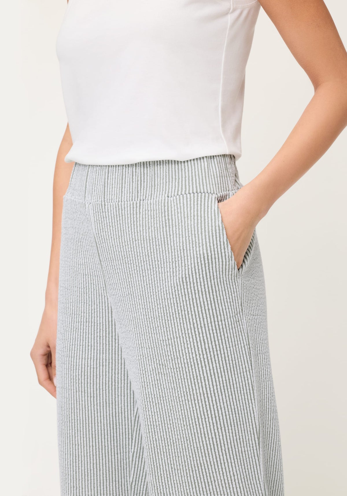 Cropped Seersucker Pull-On Pant