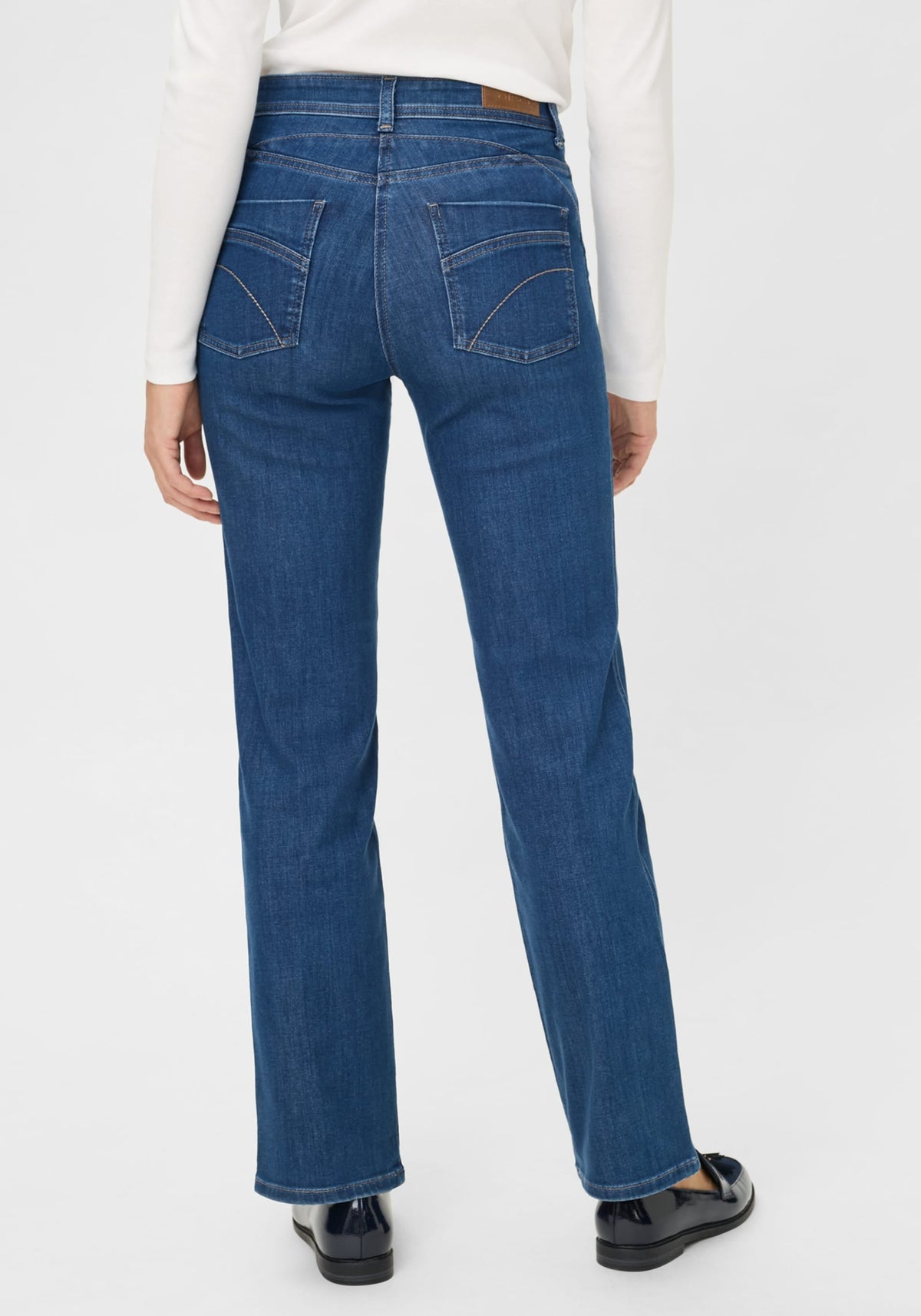 Mona Fit Straight Leg Jean