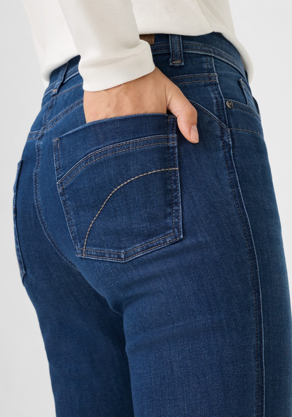 Mona Fit Straight Leg Jean