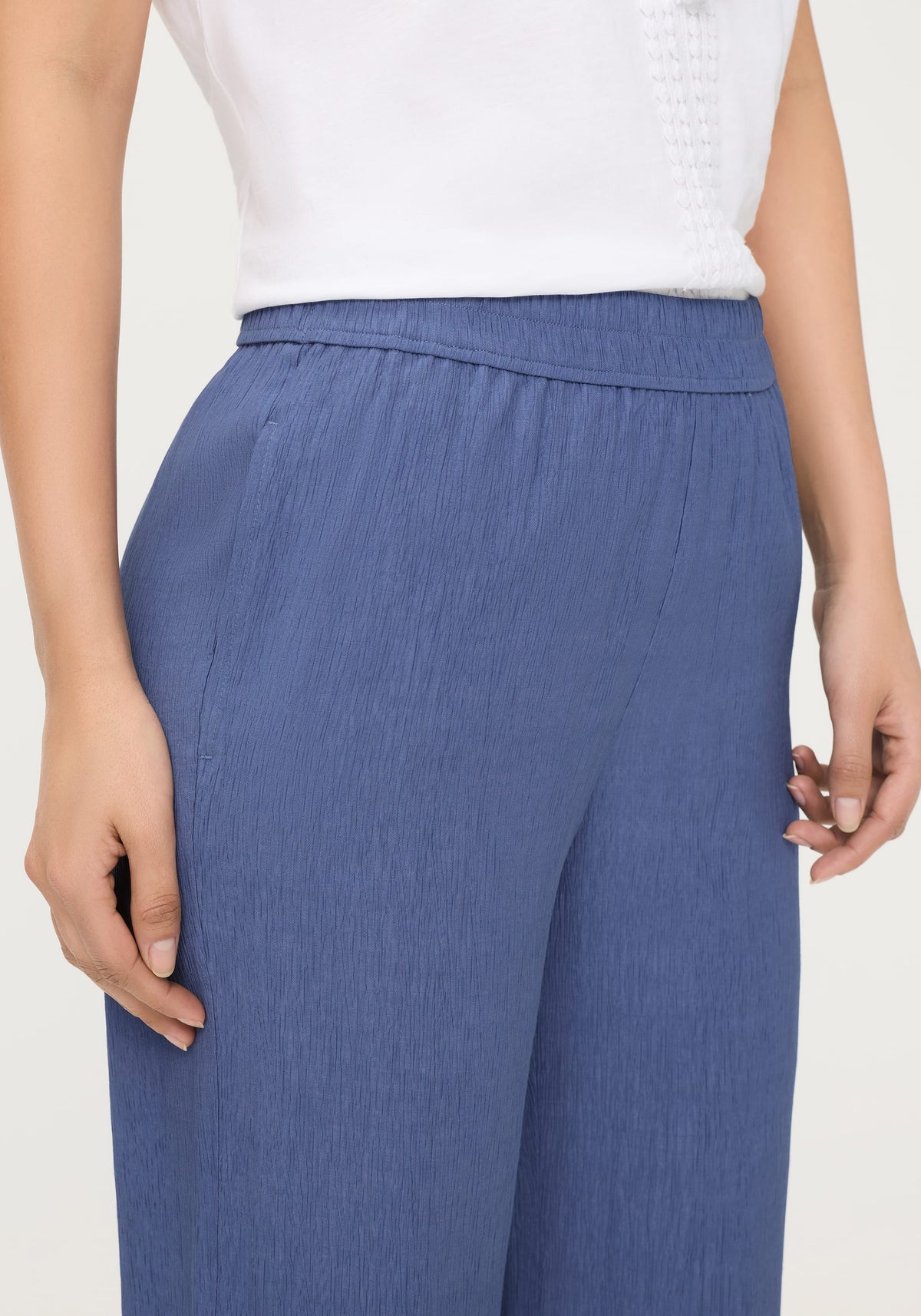 Pantalon ample en tissu froissé