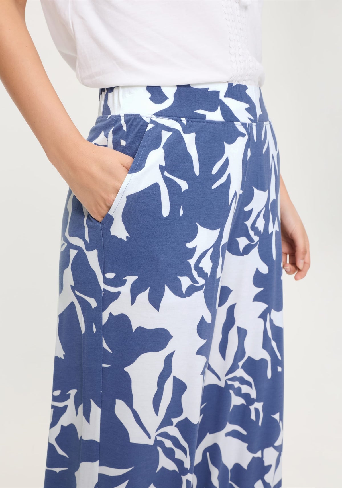 Abstract Floral Jersey Cropped Pant