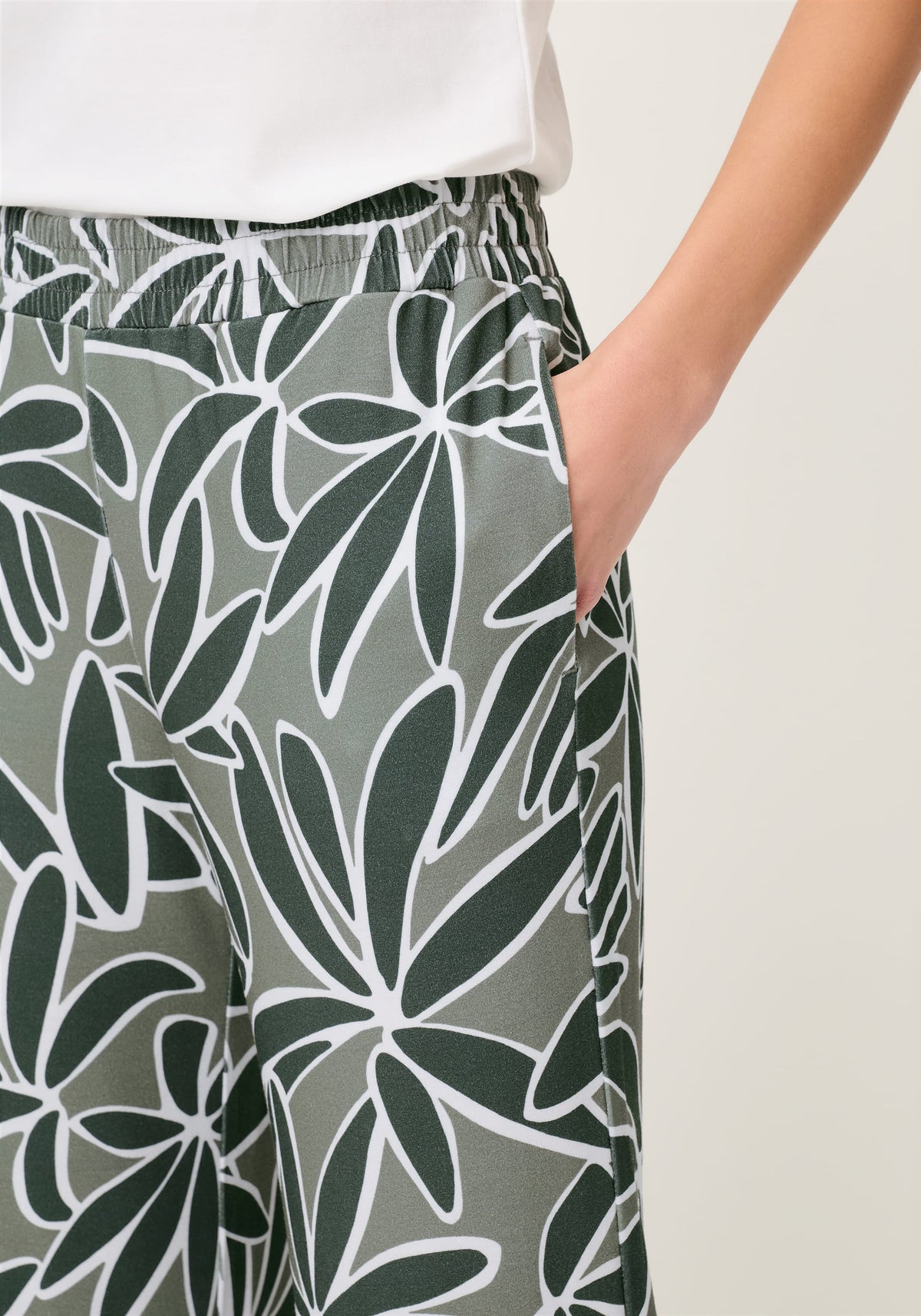 Leaf Design Cropped Pull-On Pant