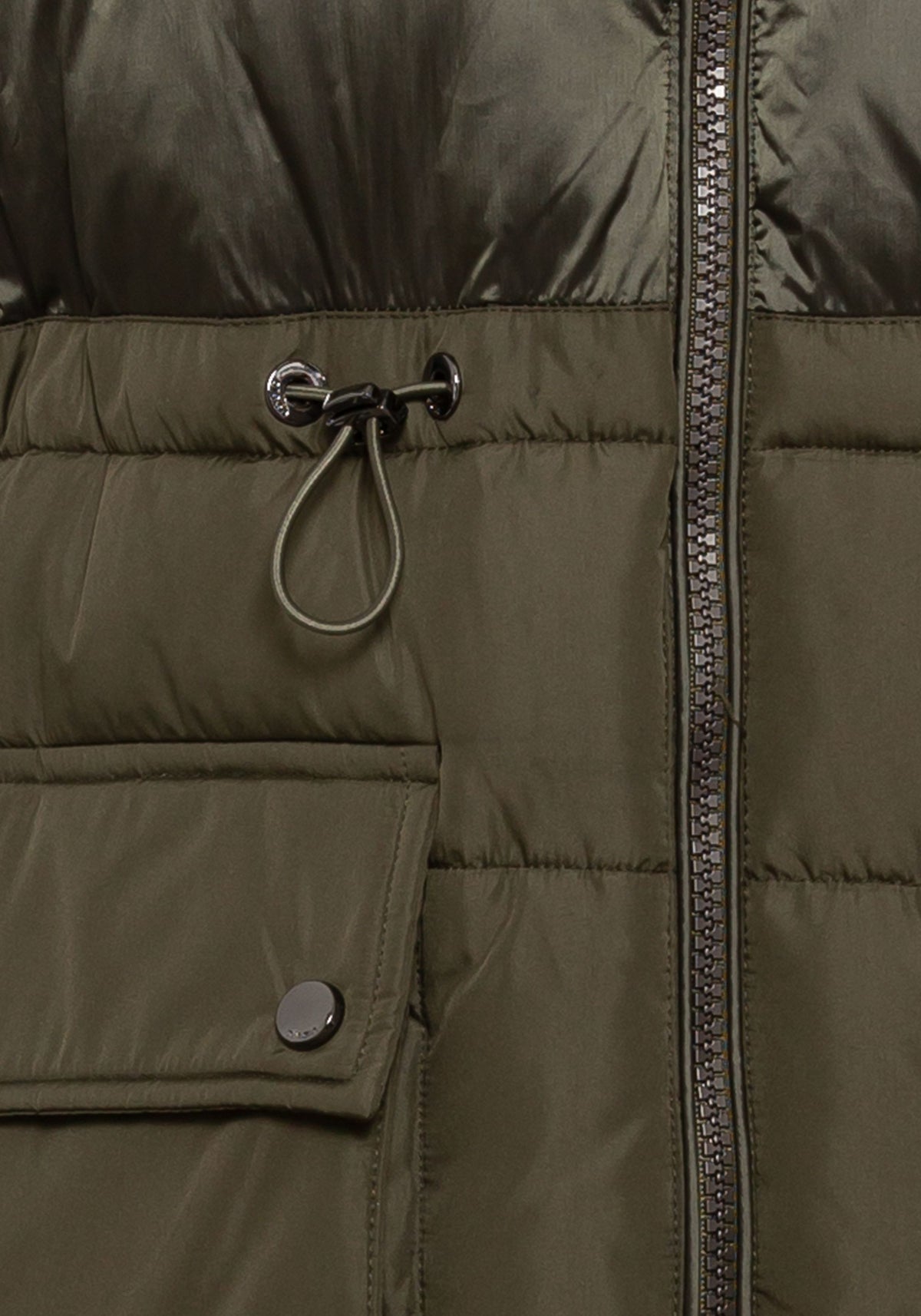 Manteau matelassé long bicolore fabriqué avec REPREVE® et 3M Thinsulate™.